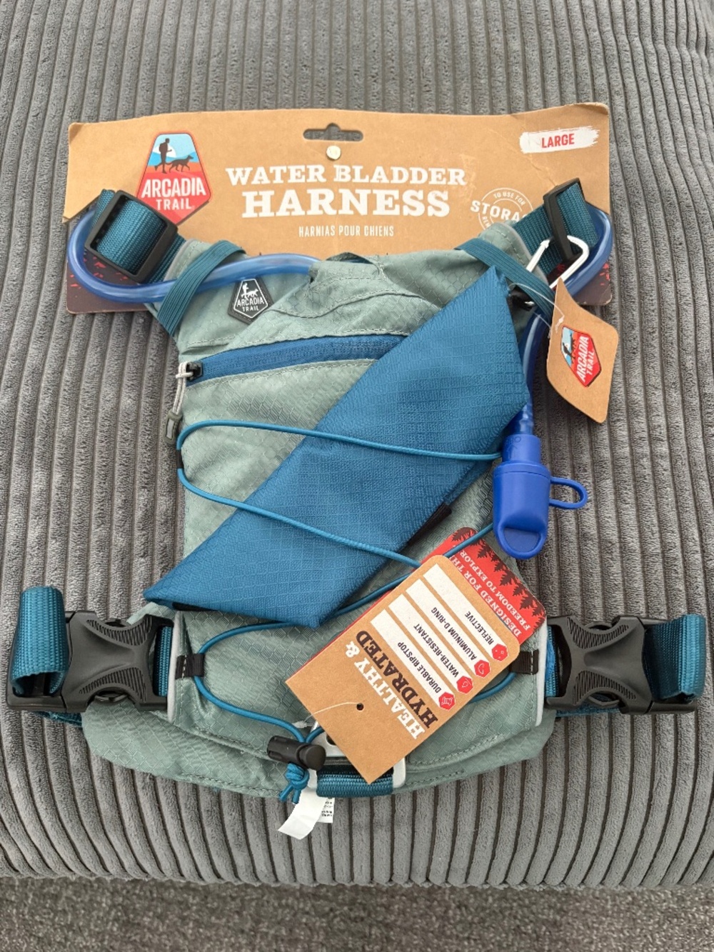 New, Acadia Trail water bladder (container) harness outdoor dog gear